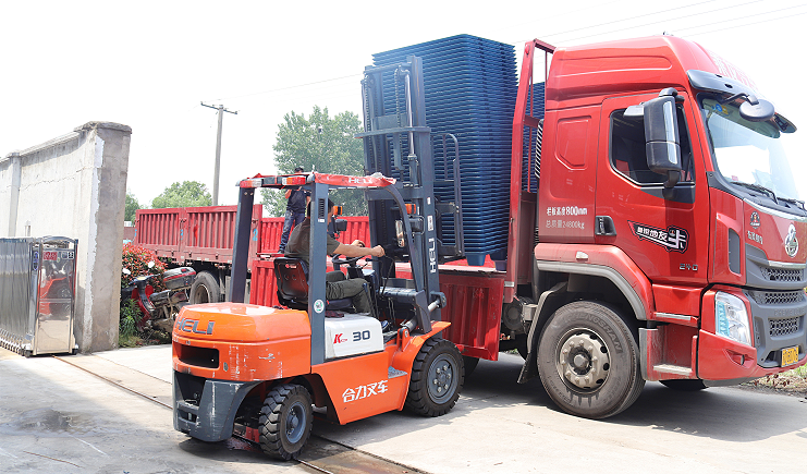 九腳吹塑塑料托盤為何標(biāo)準(zhǔn)化?你要的原因在這里