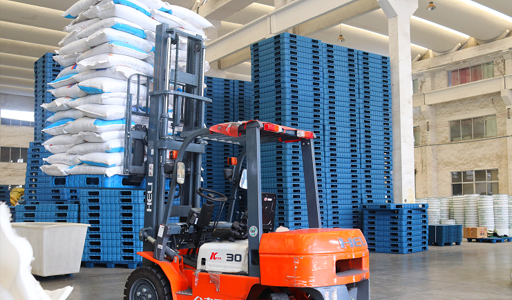 什么因素會影響吹塑托盤的承重能力?