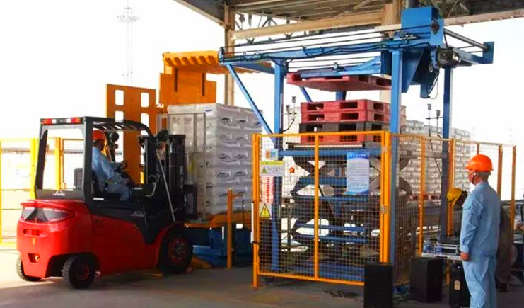 不帶塑料托盤裝車,也能這么快?20分鐘不到就裝完25.5噸貨!