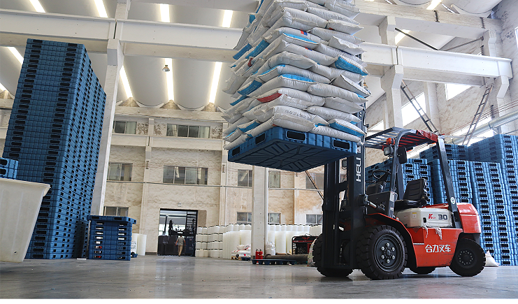 叉車司機可以帶耳機嗎?看塑料托盤廠家分析其危害性!