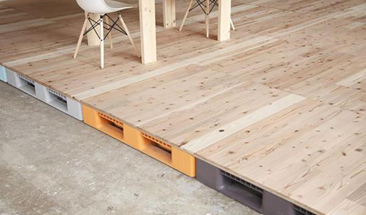 水泥地面怎么鋪？國外大神水泥地上加塑料托盤，省錢又方便