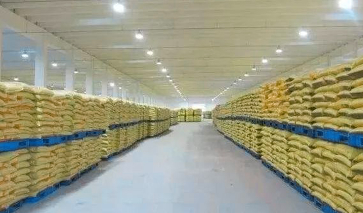 塑料托盤儲(chǔ)存化肥，備戰(zhàn)2021年春耕